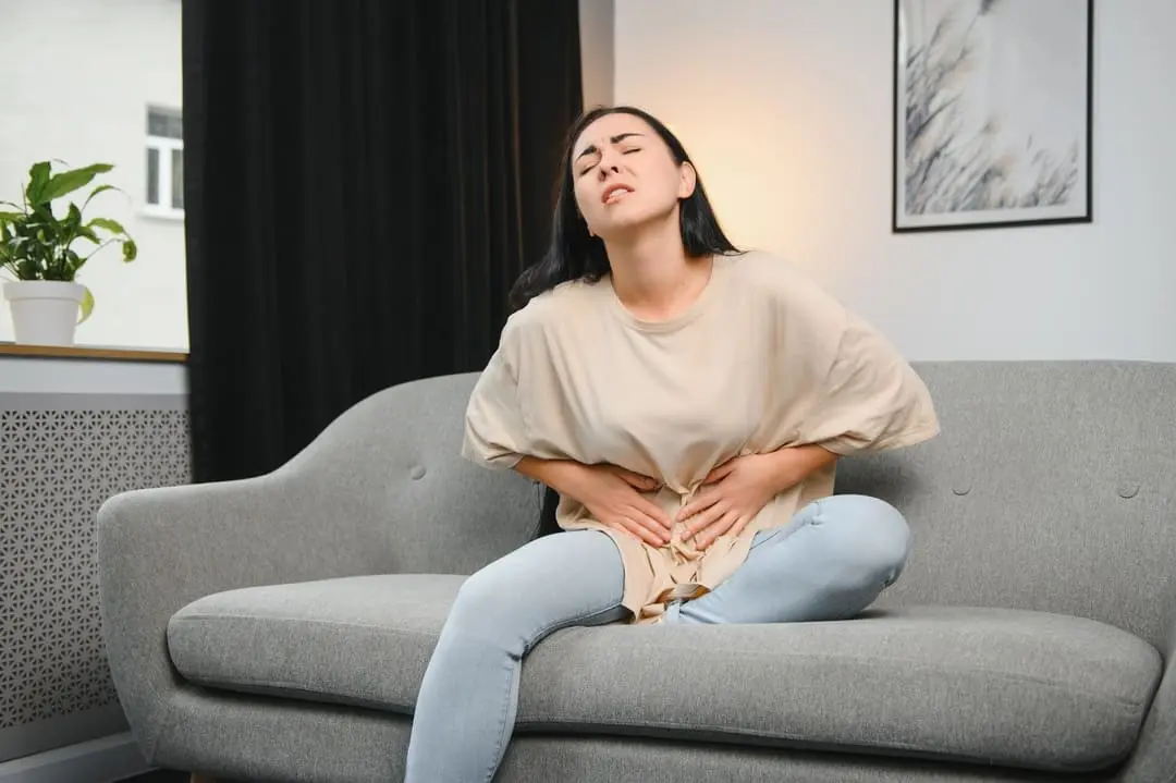 Mulher tendo problemas com intestino, com dor