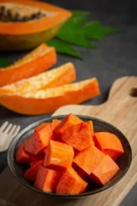 Comer uma fatia de mamão ao dia-AGC Frutas