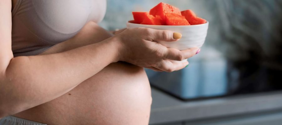 Gestante comendo Mamão - AGC Frutas